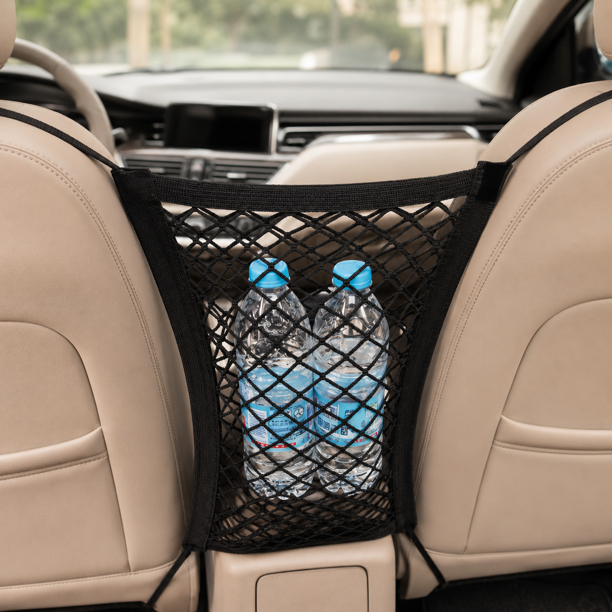 Auto-Trennnetz für Hunde vom Vorderraum getrennt mit zwei Wasserflaschen gefüllt.