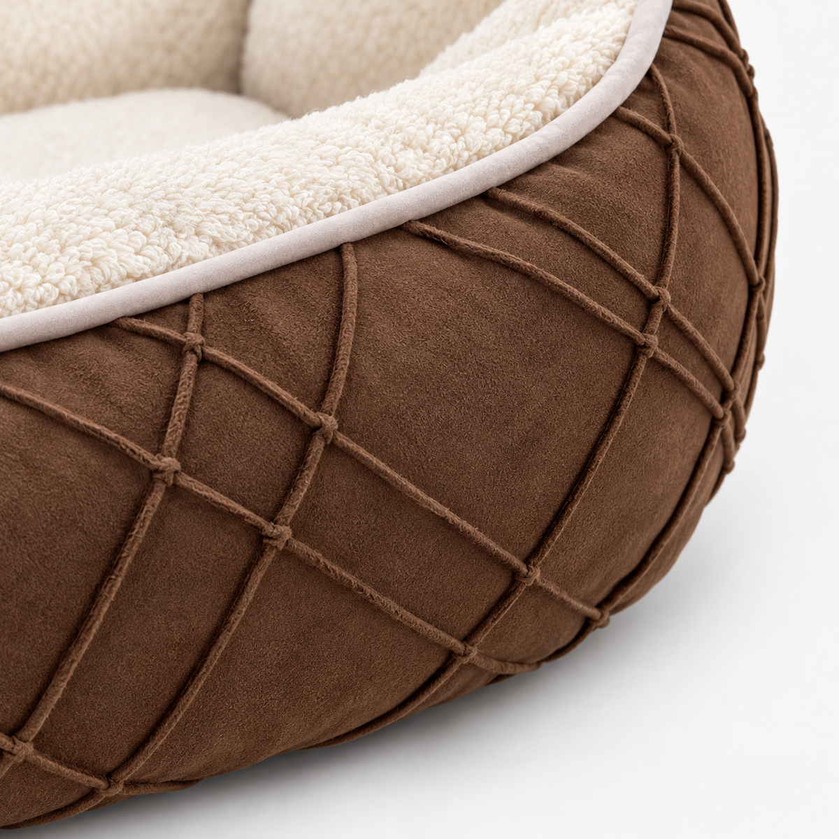 Hundebett Schoko Velours – Detail Rautenmuster aus aufgenähten Biesen