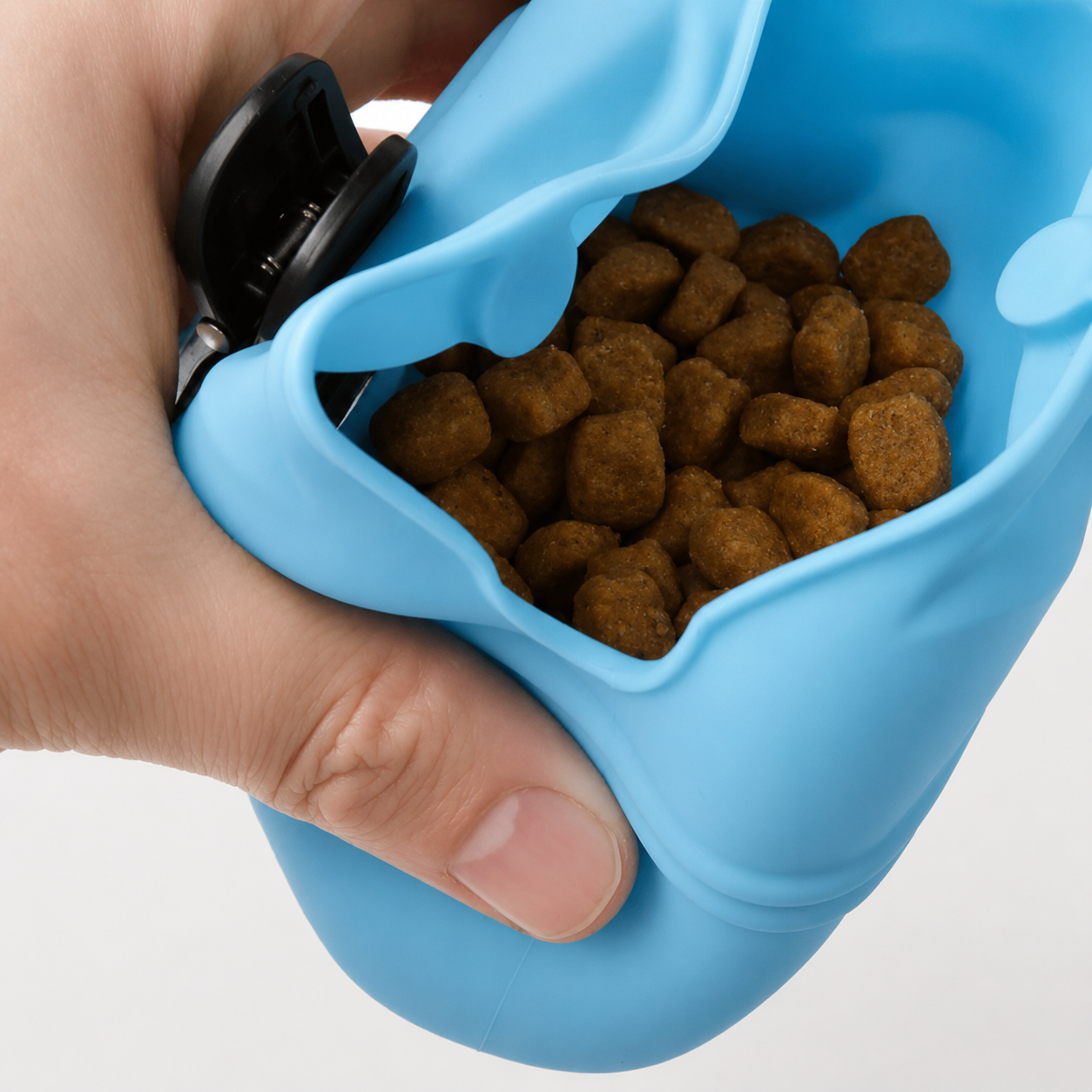 Geöffnete Leckerlie-Tasche mit Trockenfutter, einhändig zu bedienen