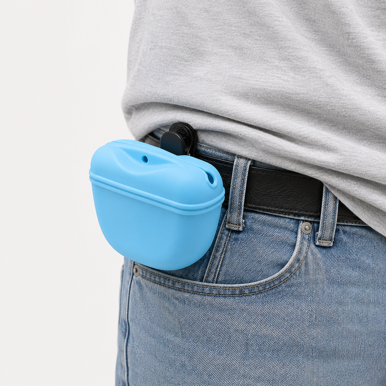 Hellblaue Leckerlie-Tasche mit Clip am Jeans-Gürtel getragen